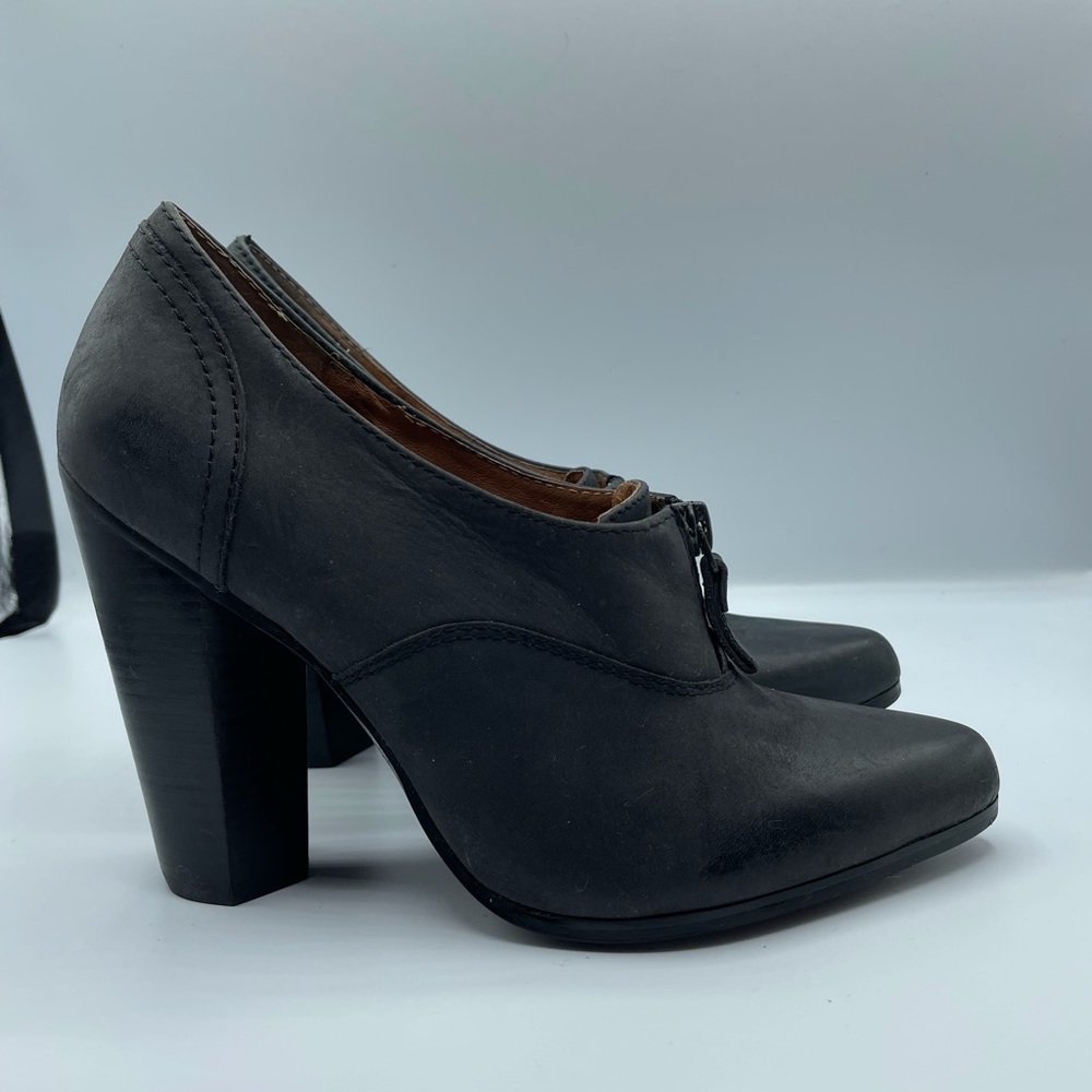 No. 704 B Heels Size 7.5